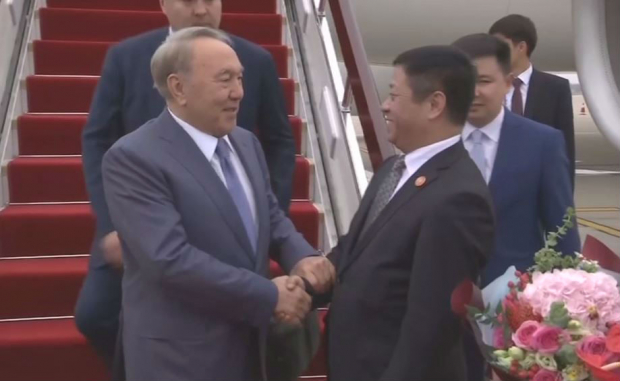 Nursultan Nazarbaev ShYU sammıtine qatysý úshin Sındaoǵa bardy
