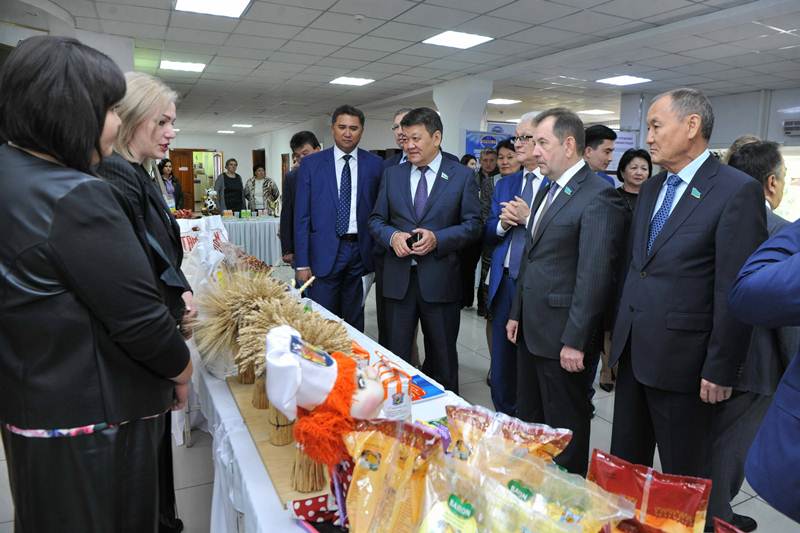 Senat depýtattary SQO-da aýyl sharýashylyǵynyń ózekti máselelerin talqylady