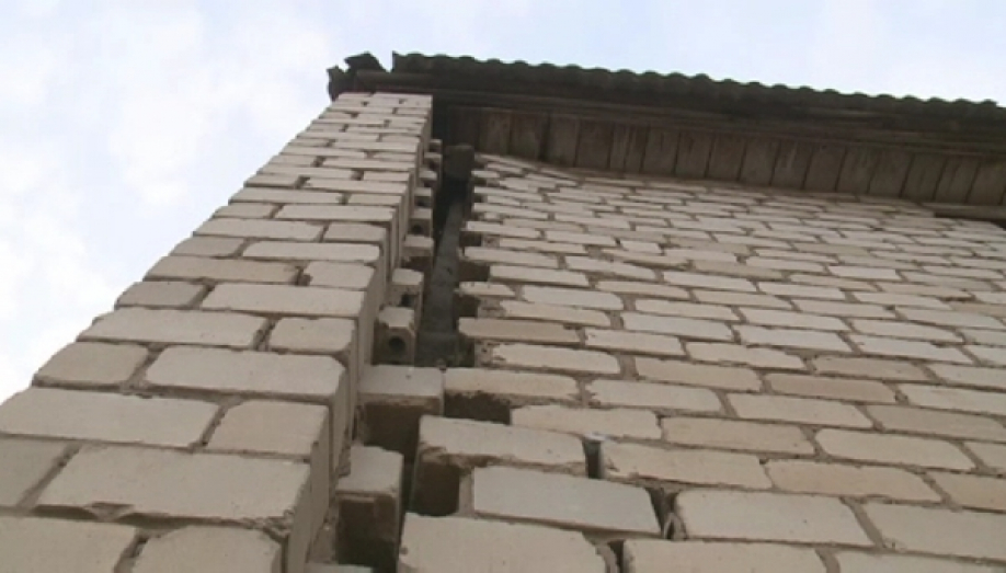 Petropavlda eki qabatty úıdiń qabyrǵasy opyrylyp tústi