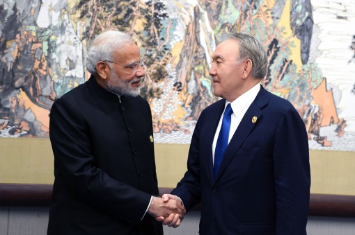 Nursultan Nazarbaev Úndistan Premer-Mınıstri Narendra Modımen kezdesti
