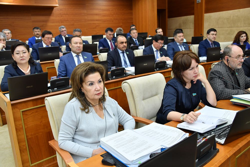 Sıfrlandyrý sek­tor­laryn qoldaıtyn jańa zań jobalary ázirlenýi tıis - Azat Perýashev