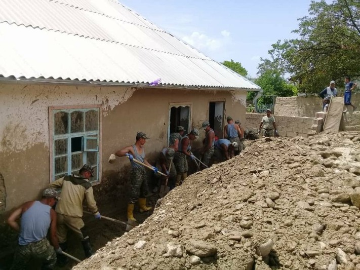 Qyrǵyzstannyń bes aýyly tasqyn astynda qaldy