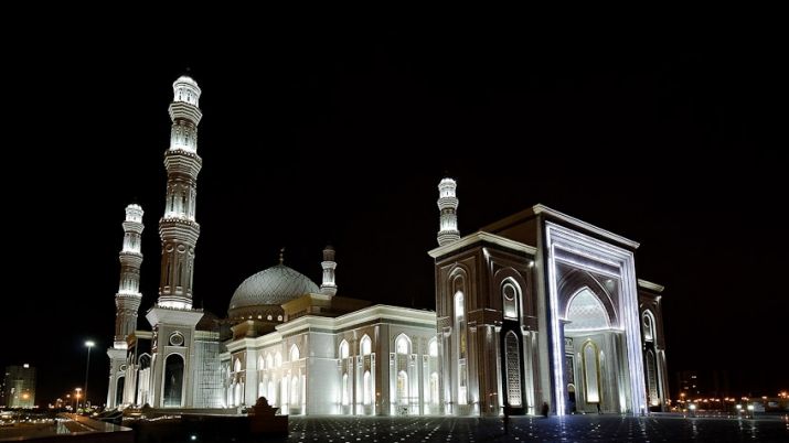 Búgin musylmandar qasıetti Qadir túnin kútedi