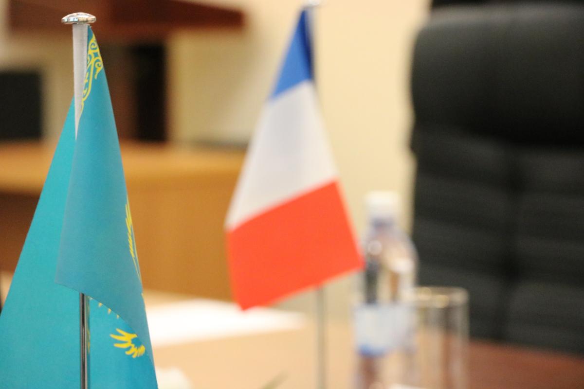 Qazaqstan-Fransııa: strategııalyq seriktestikke 10 jyl