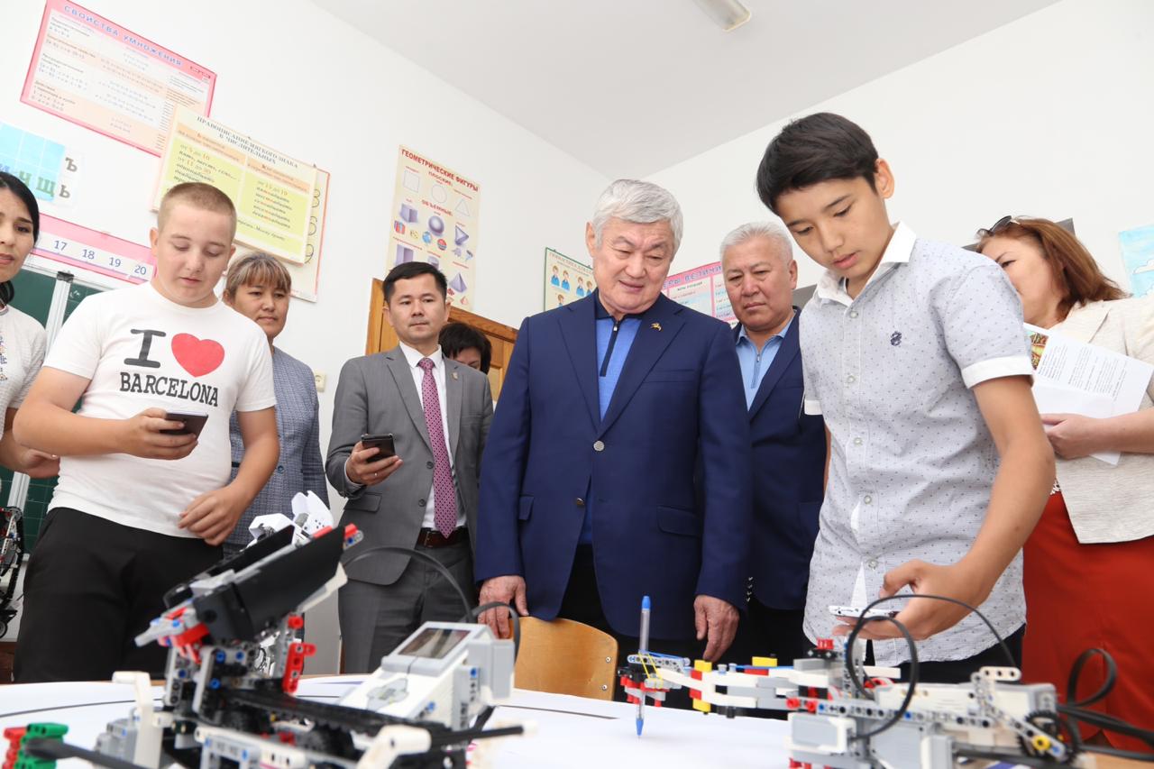 Qarǵalyda ata-anasyz qalǵan úsh bala baspanaly boldy