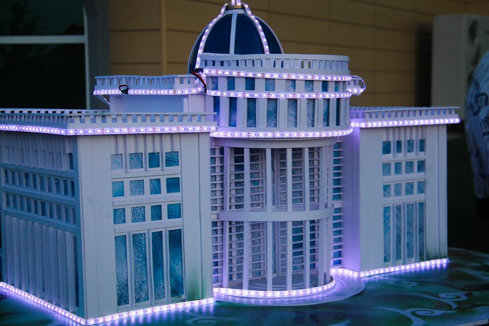 Atyraýdaǵy NZM oqýshylary qaǵazdan jasaǵan túrli ǵımarattar jurtty tań qaldyrdy