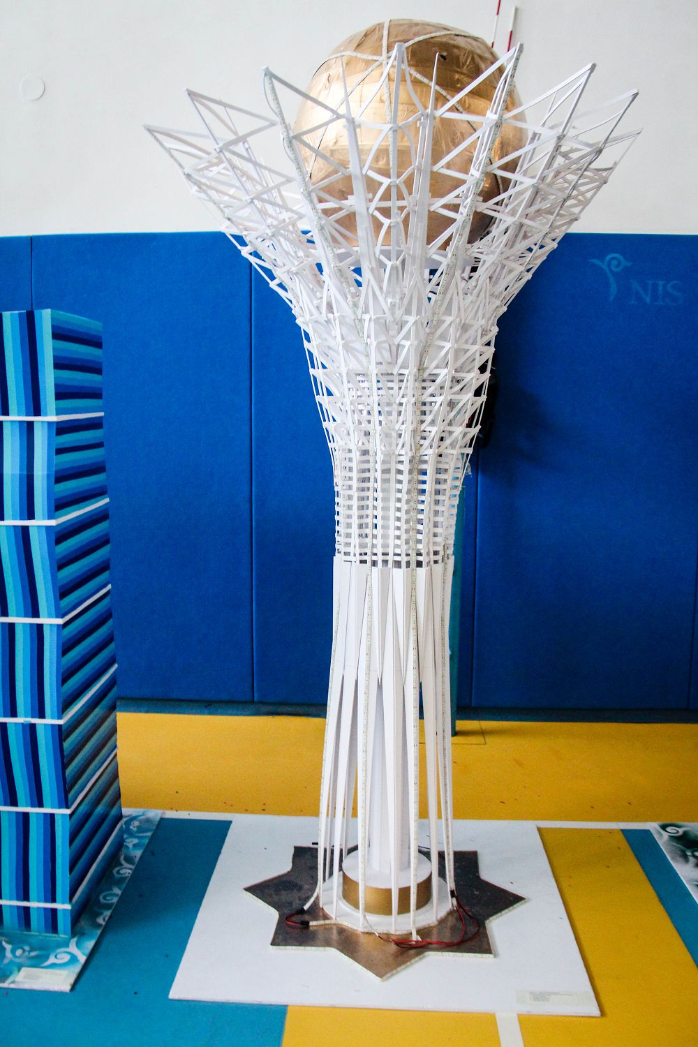 Atyraýlyq oqýshylar elor­da tórinde turǵan záýlim ǵı­marattardy qoldan jasap shyqty
