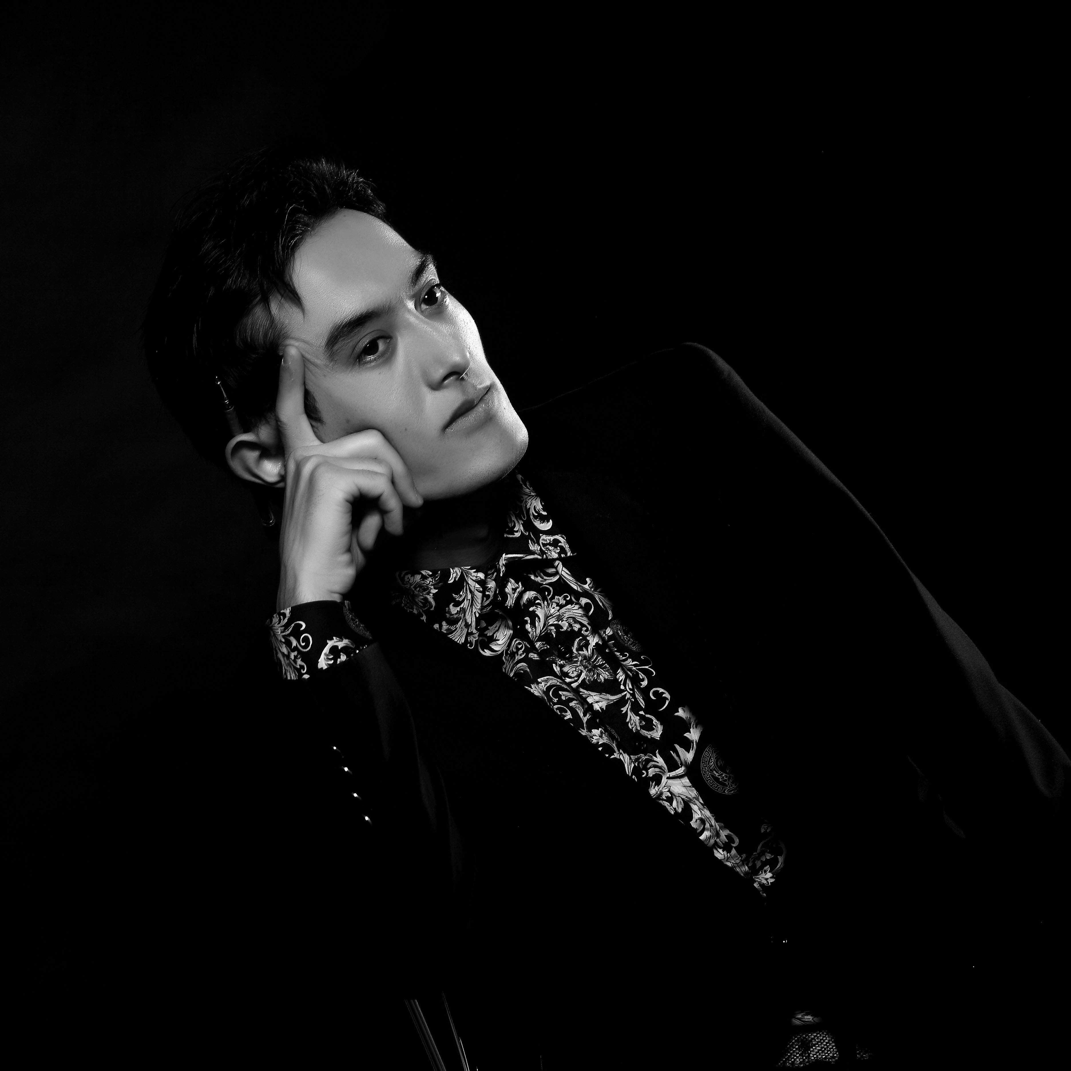 Kókbóri Múbárak. Kózińdeı móldir…