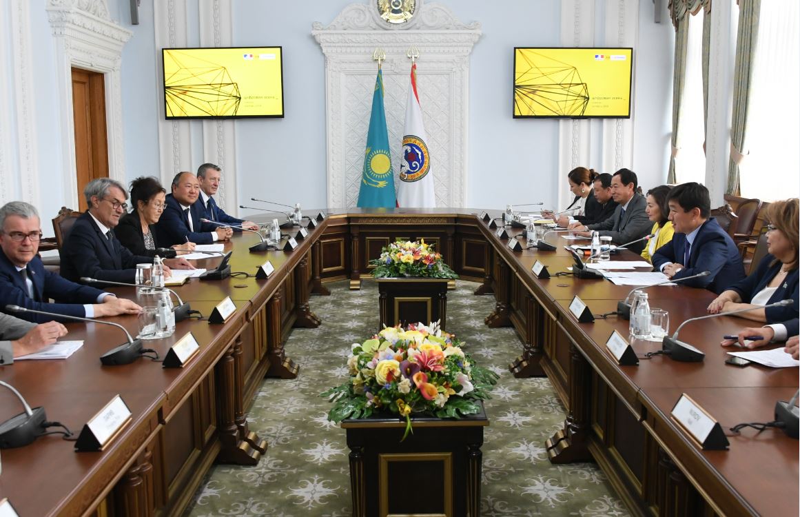 Almaty ákimdiginde Fransııamen mádenı yntymaqtastyq máselesi talqylandy