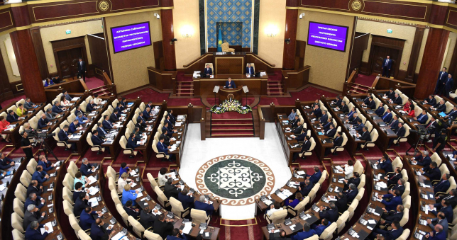 Búgin Parlament palatalarynyń birlesken otyrysy ótedi