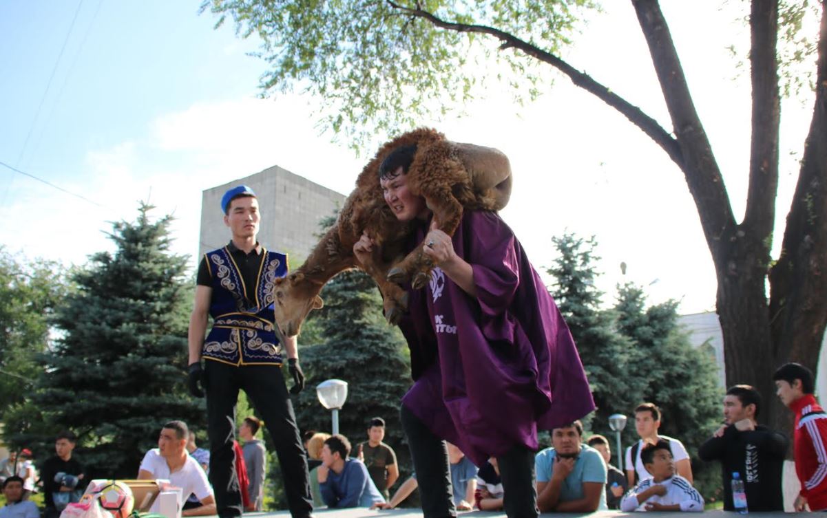 Almatyda qoshqar kóterýden jarys ótti