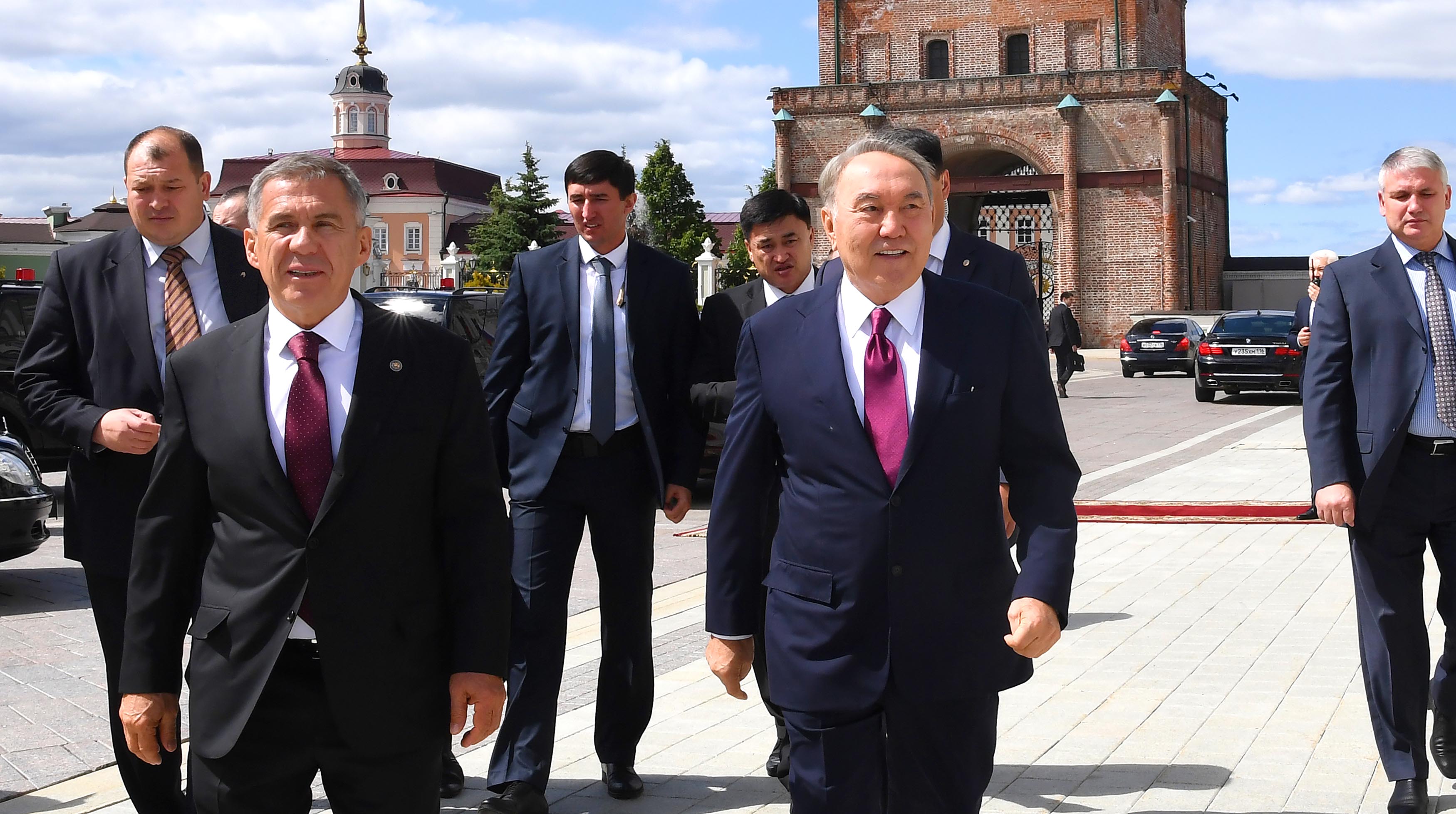 Nursultan Nazarbaev ónerkásip kásiporyndarynyń kórmesine bardy