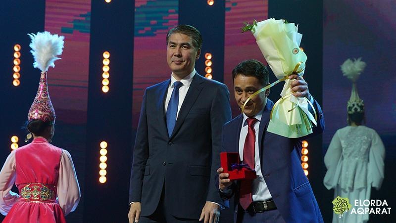 Astana qalasy ákimi dárigerlerge páter kiltin tabystady
