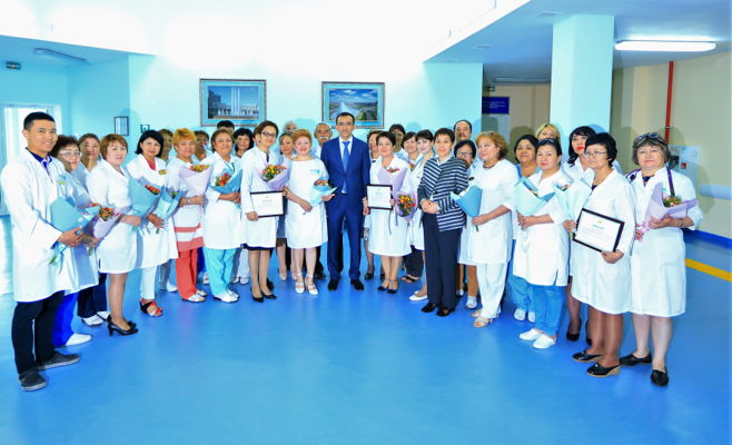 Máýlen Áshimbaev medısına qyzmetkerlerin kásibı merekelerimen quttyqtady 