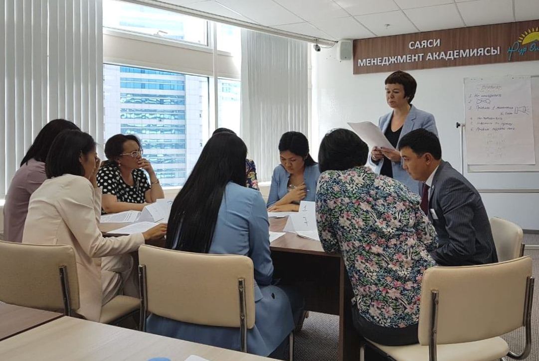 «Nur Otan» partııasynyń NR-qyzmetkerleri jańa júıeni ıgerýde 
