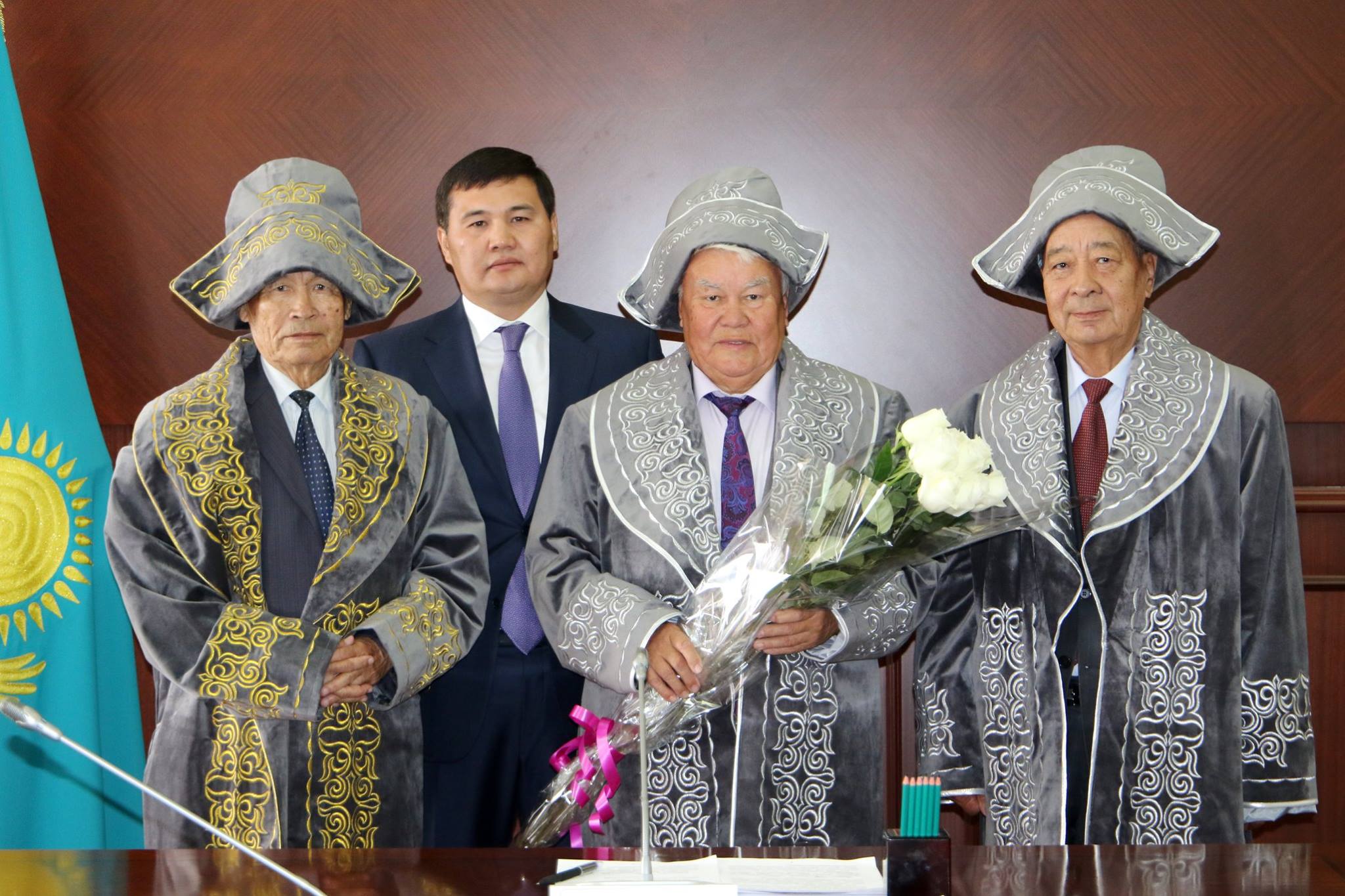 Qyzylorda qalasynyń ákimi ardager aqsaqaldardy mereıtoılarymen quttyqtady