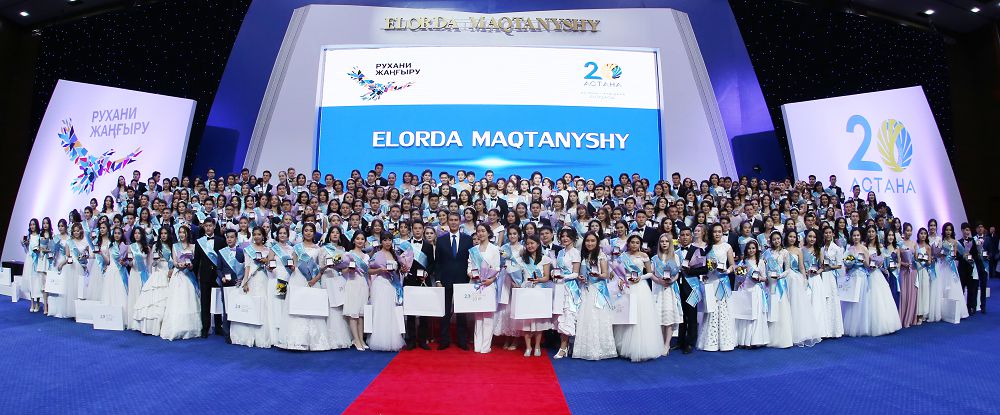 Astanada úzdik mektep bitirýshilerdi marapattady
