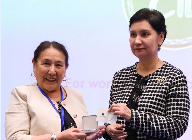 Túrkolog ǵalymdarǵa TWESCO altyn medali tabystaldy