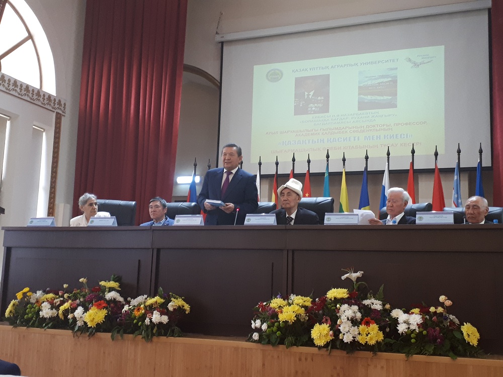 Qaldybek Sábdenulynyń «Qazaqtyń qasıeti men kıesi» atty eńbeginiń tusaýy kesildi