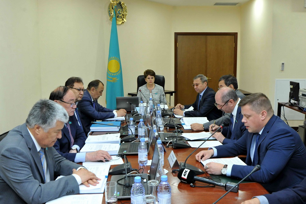 Senatorlar valıýtalyq retteý týraly zań jobalaryn talqylady