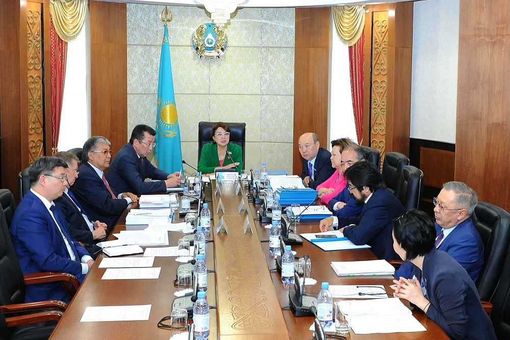 Parlamentte balalar densaýlyǵyna qatysty zań jobasy qaraldy