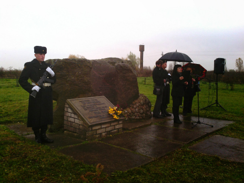 Jaýynger denesi 74 jyldan keıin ata-baba qorymyna qoıyldy