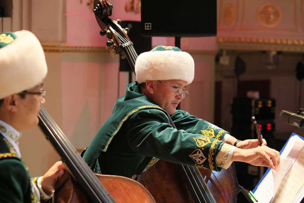 Mádenıet mamandaryn kim daıyndaıdy? 