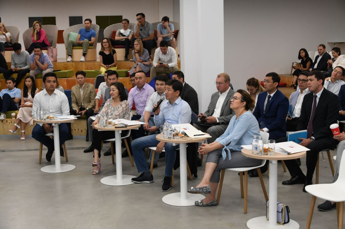 Almatynyń ákimi startap-kompanııalarynyń ókilderimen kezdesti
