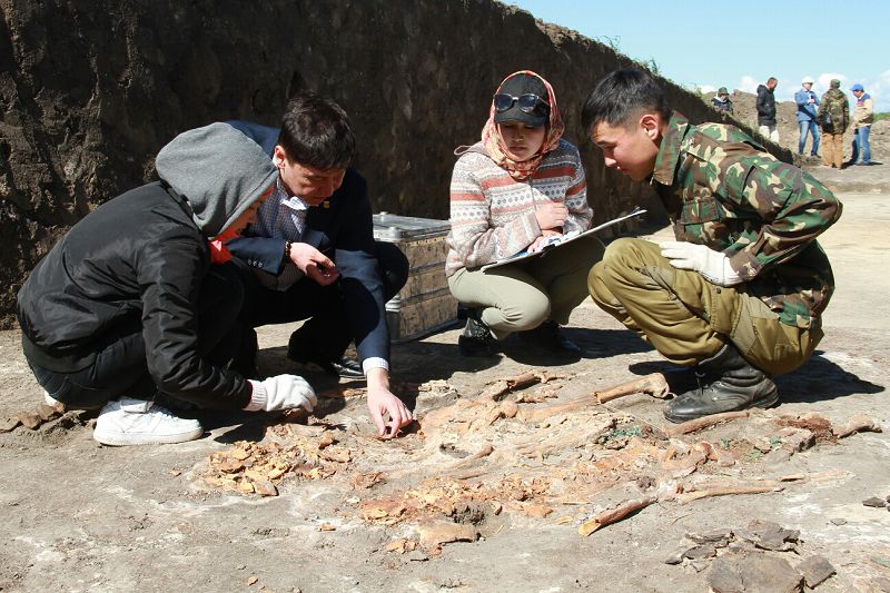 Aqtóbe memlekettik ýnıver­sıtetiniń stýdentteri Besoba qorymynda qazba jumystaryn júrgizýde