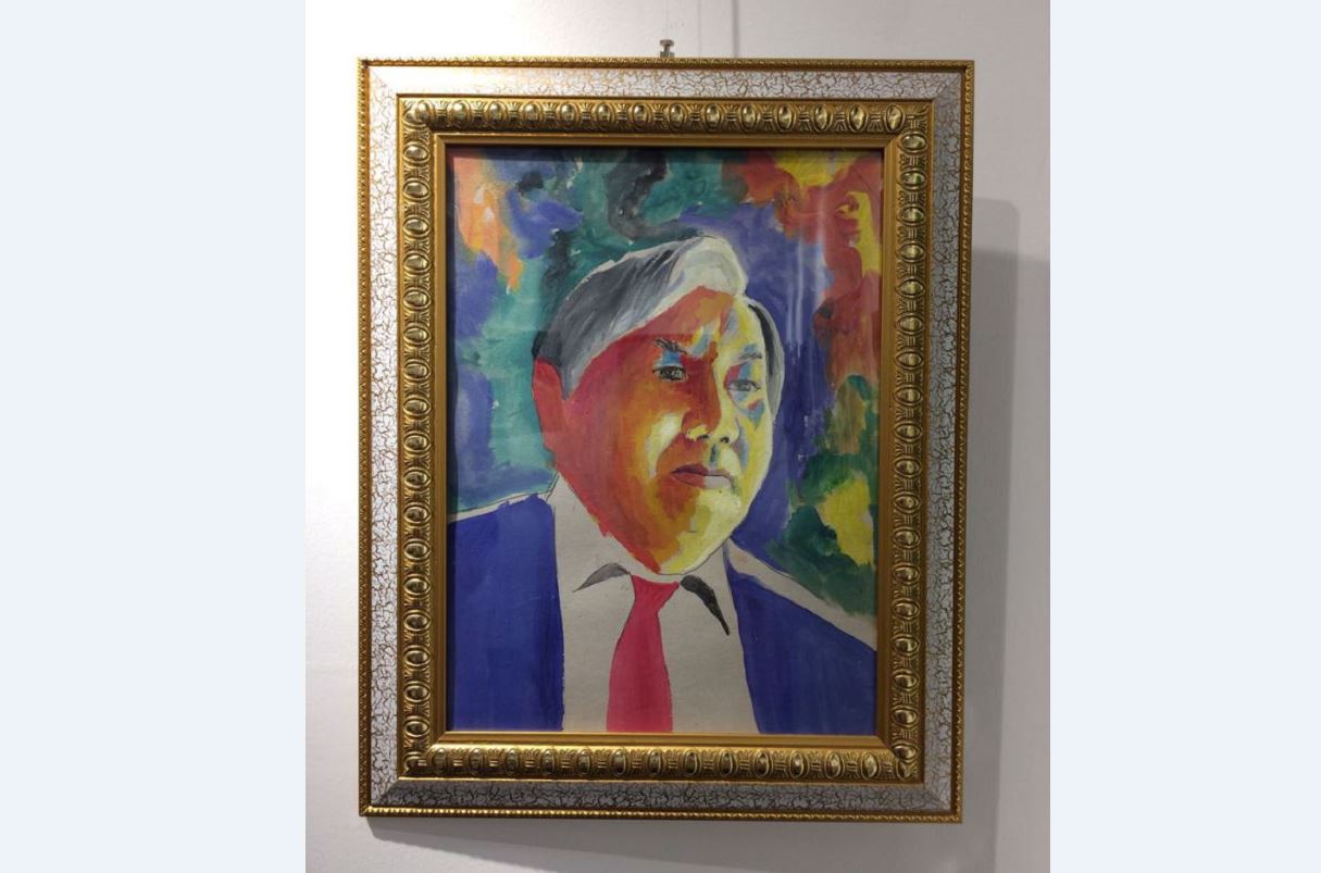 Almaty mý­­zeıinde sýretshi Jumat Ánesulynyń jeke sýret kórmesi ashyldy