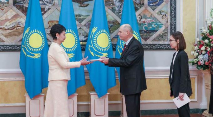 Gúlshara Ábdiqalyqova birqatar elshilerden senim gramotalaryn qabyldady