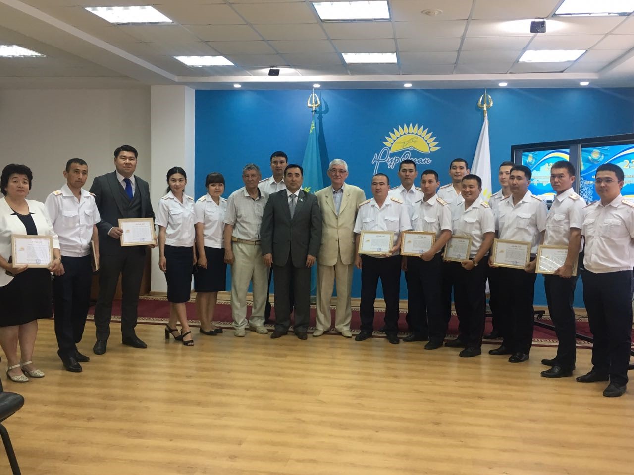 «Nur Otan» Mańǵystaý oblystyq fılıaly memlekettik jáne polısııa qyzmetkerlerin marapattady