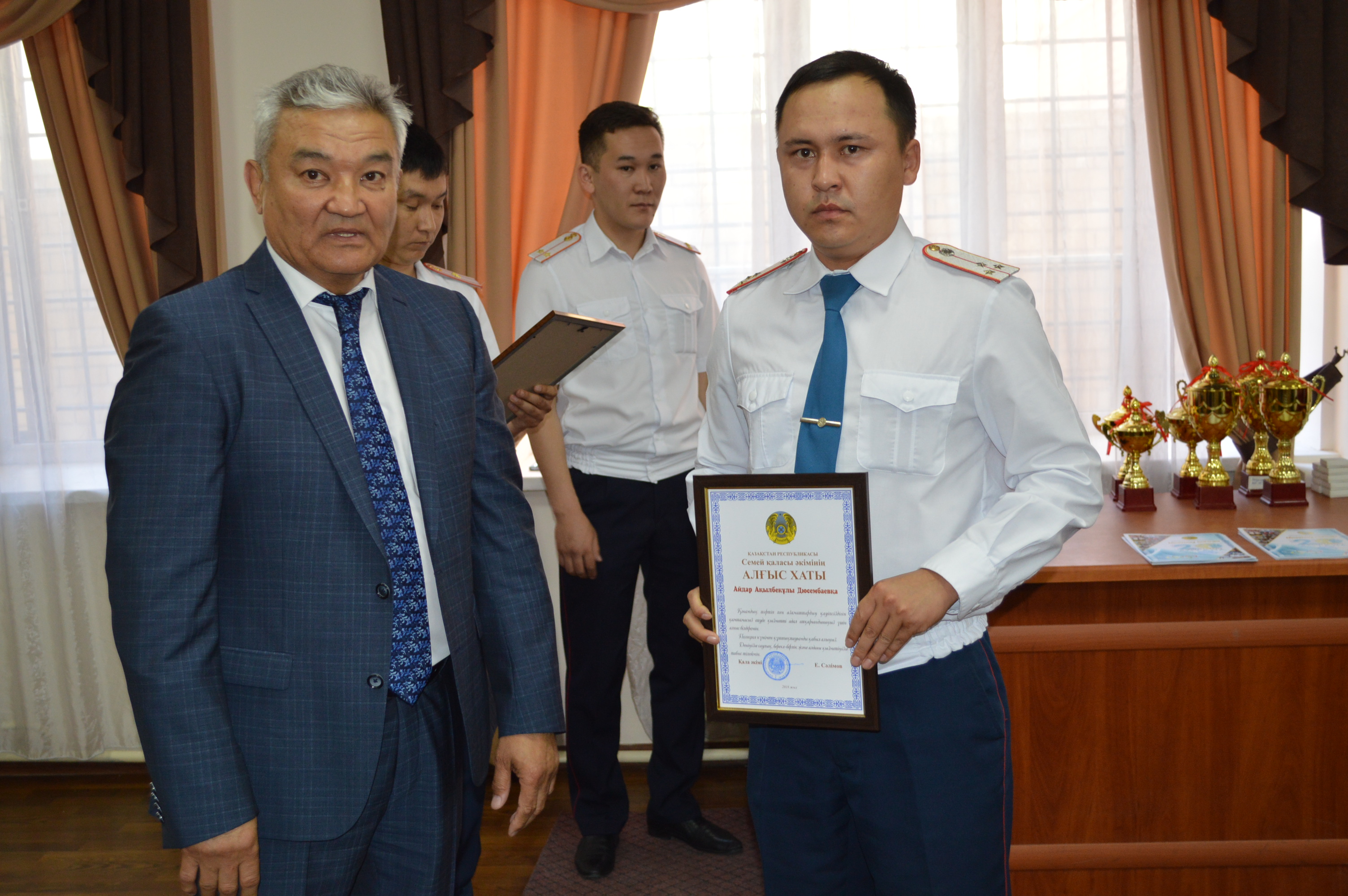 Semeıde qala ákimi polısııa qyzmetkerlerin kásibı merekelerimen quttyqtady