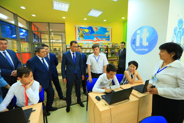 Máýlen Áshim­baev IT-ortalyq jumysymen tanysty