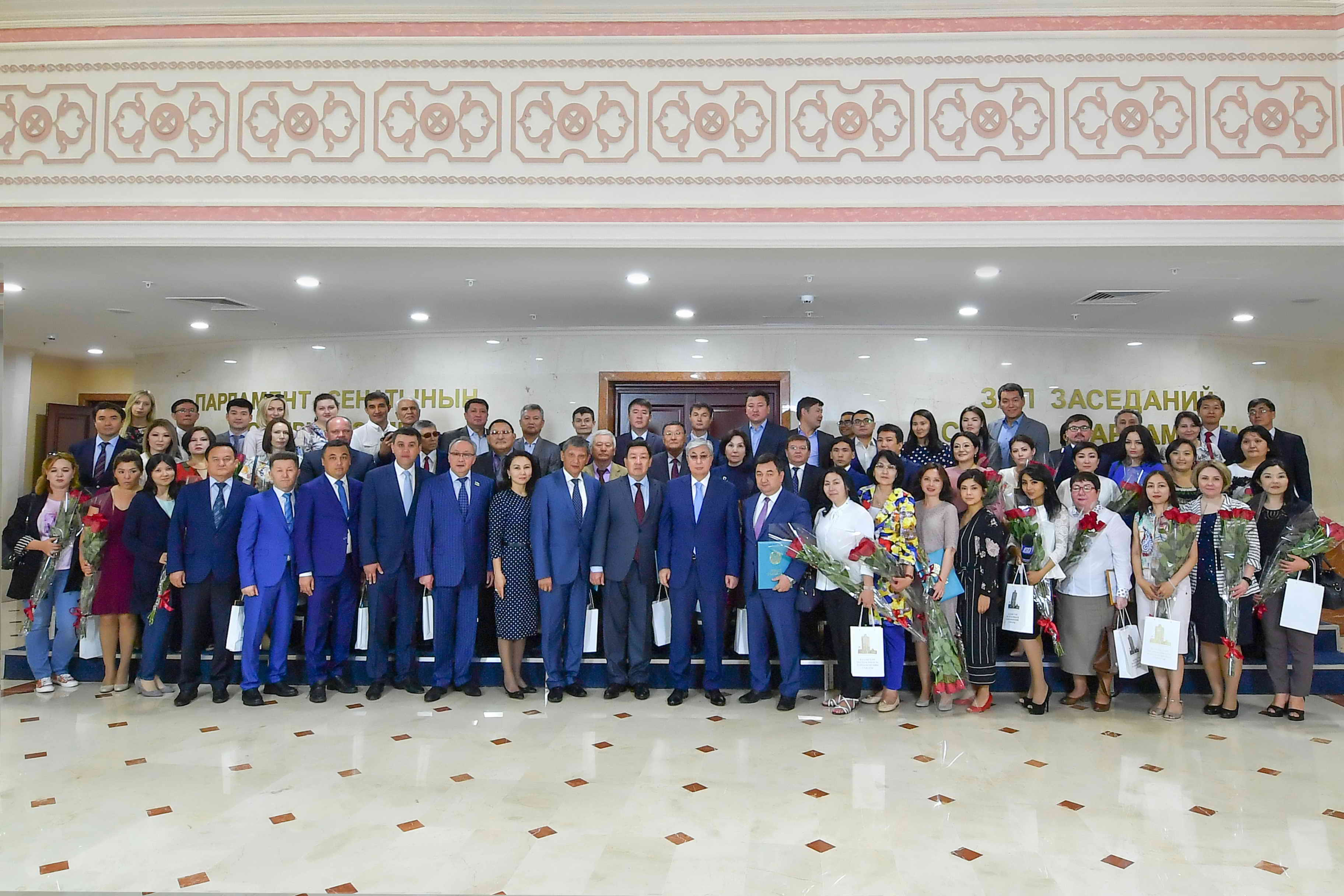 Senat Tóraǵasy jýrnalısterdi kásibı merekesimen quttyqtady