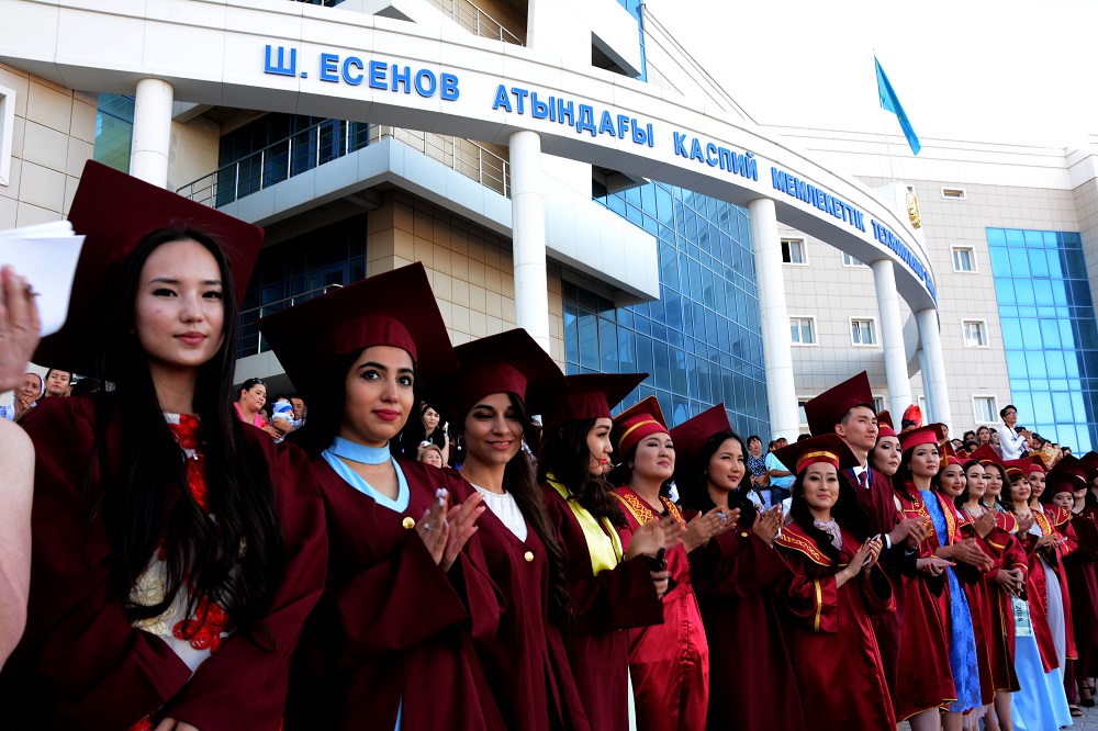 Aqtaýda ýnıversıtet túlekterine dıplom tabystaldy