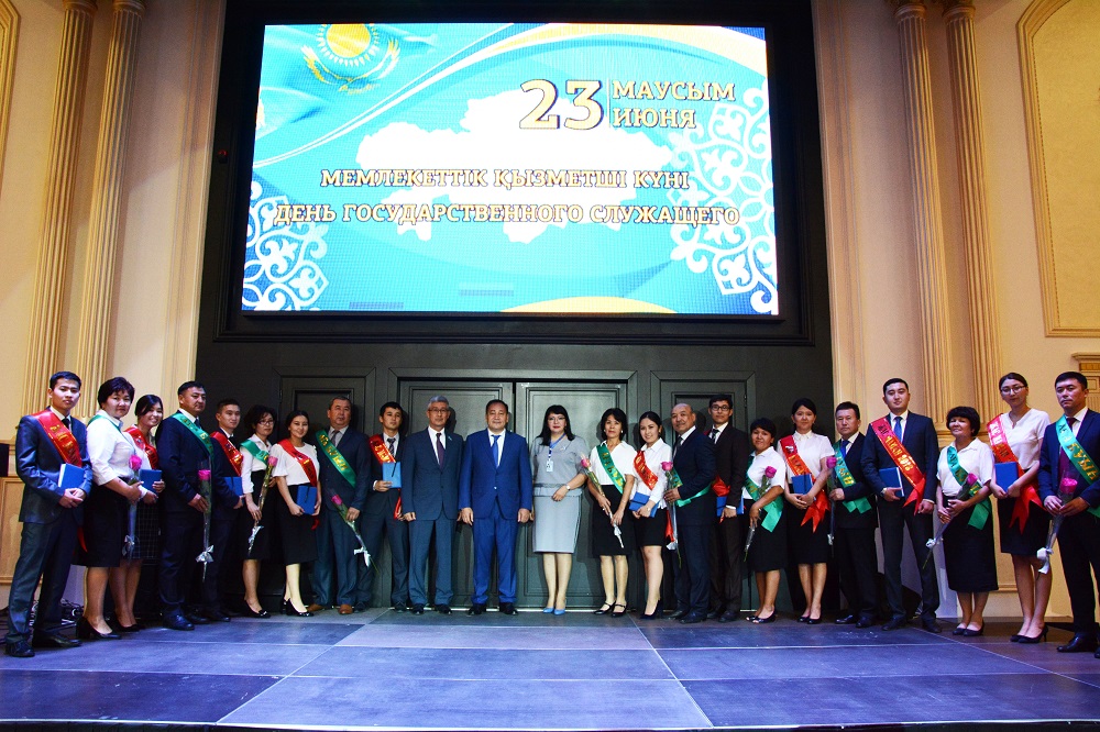 Mańǵystaýlyq memlekettik qyzmetshiler qos merekeni atap ótti