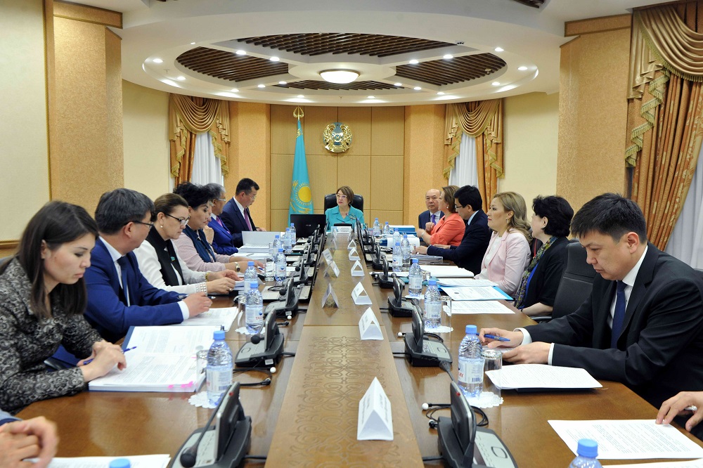 Senat komıtetinde bilim berý máseleleri týraly zań jobalary qaraldy