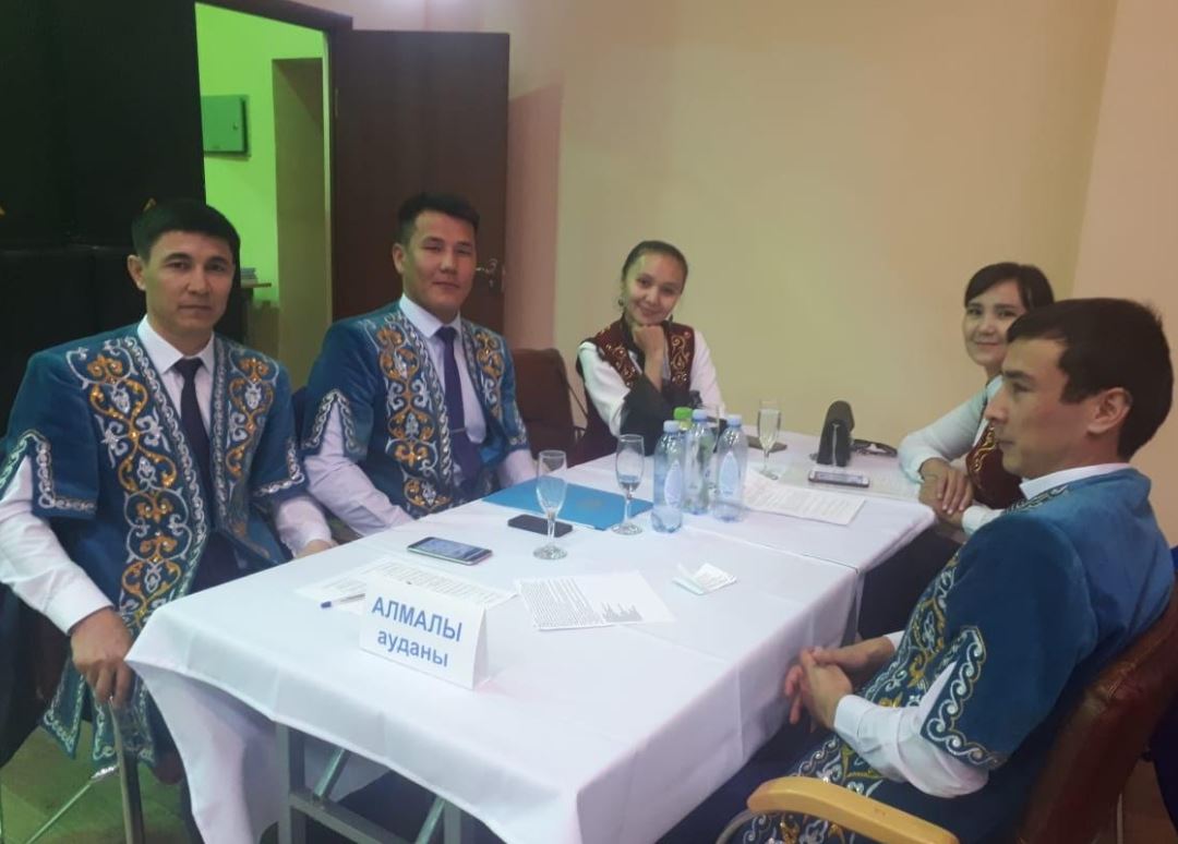 Almatyda memlekettik qyzmetkerler arasynda til saıysy ótti