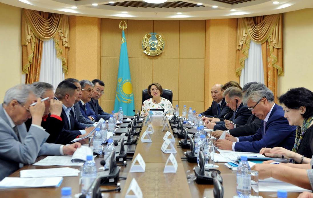 Senatorlar latyn álipbıine kóshý jáne termınologııany jetildirý máselelerin talqylady