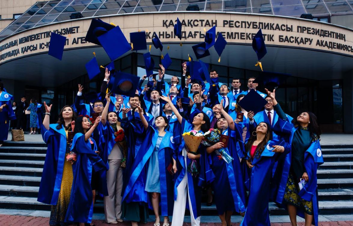QR Prezıdenti janyndaǵy Memlekettik basqarý akademııasynda túlekterge dıplom tapsyryldy
