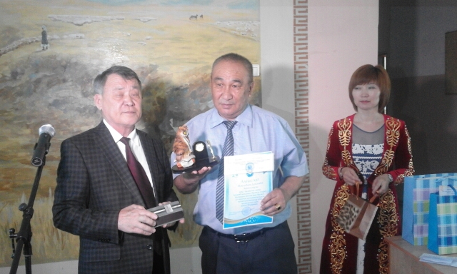 Semeıde qalamger qaýymdy jýrnalıster kúnimen quttyqtady