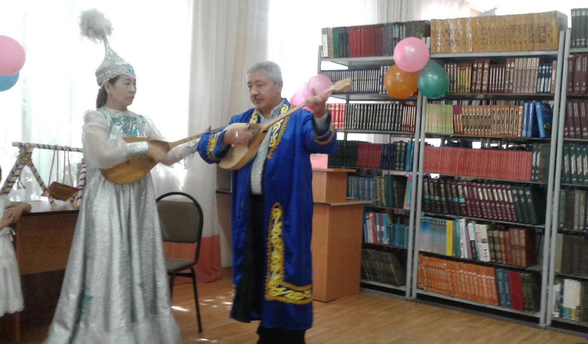 Semeıde dombyranyń qońyr úni kúmbirledi.