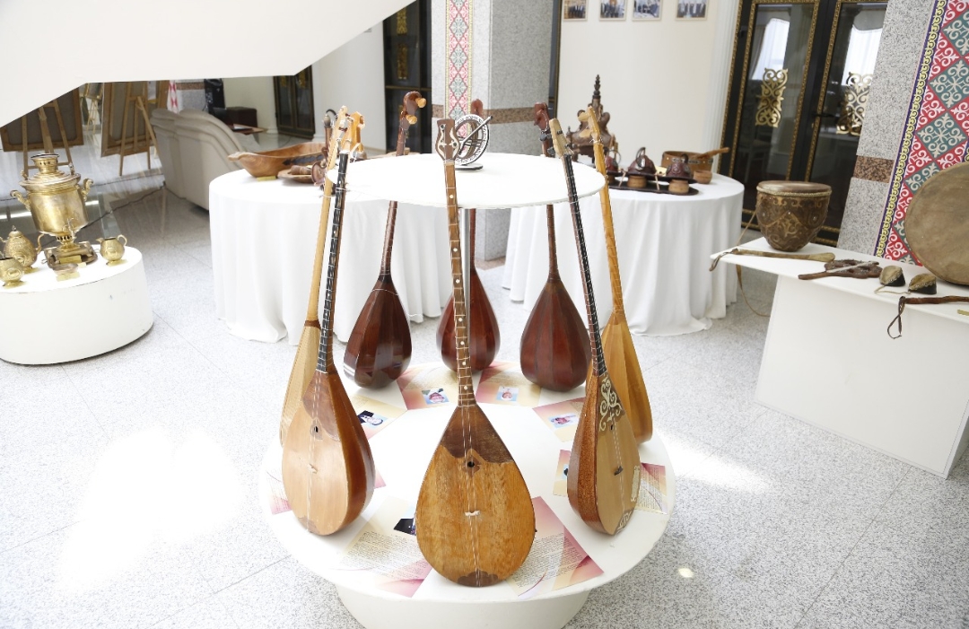 Atyraý oblysynyń delegasııasy Astanaǵa Altyn adam men dombyra kolleksııasyn apardy