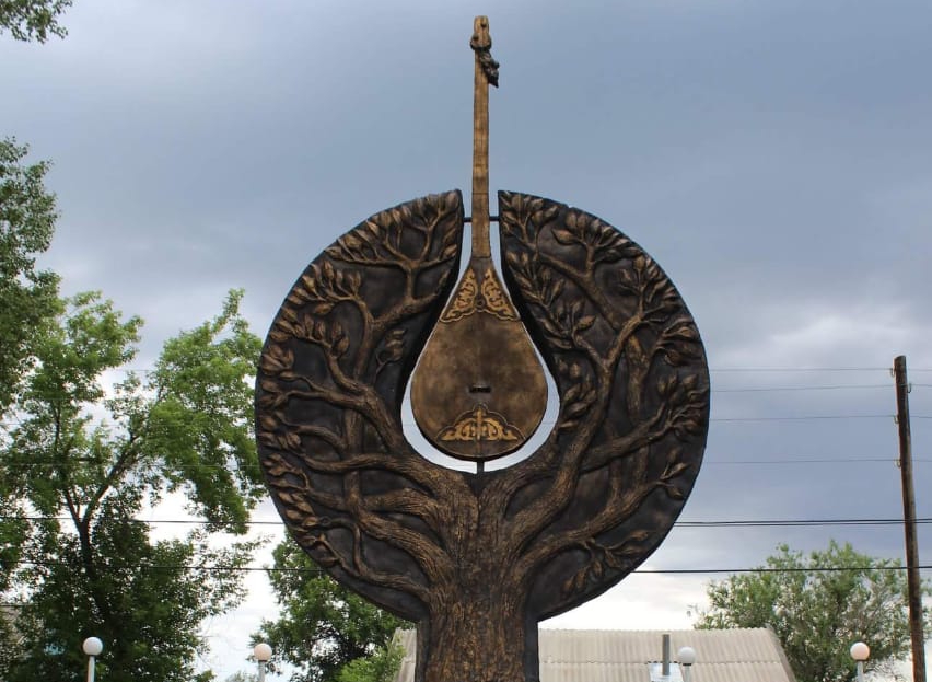 Jarmada qasıetti qara dombyraǵa eńseli eskertkish ornatyldy