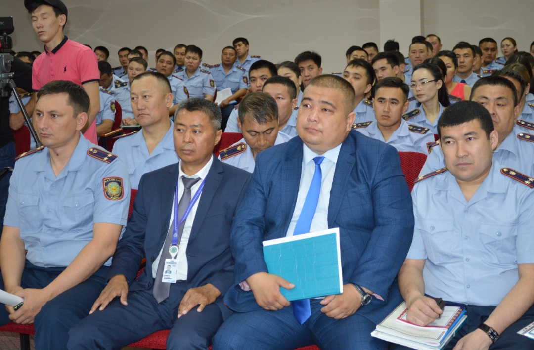 Semeıde quqyq qorǵaýshylar arasyndaǵy jemqorlyq faktileri talqylandy