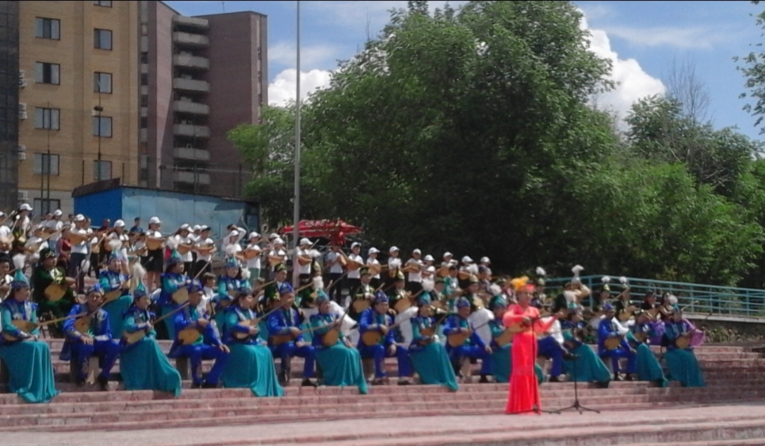 Semeıde bir mezette 500 adam kúı oryndady