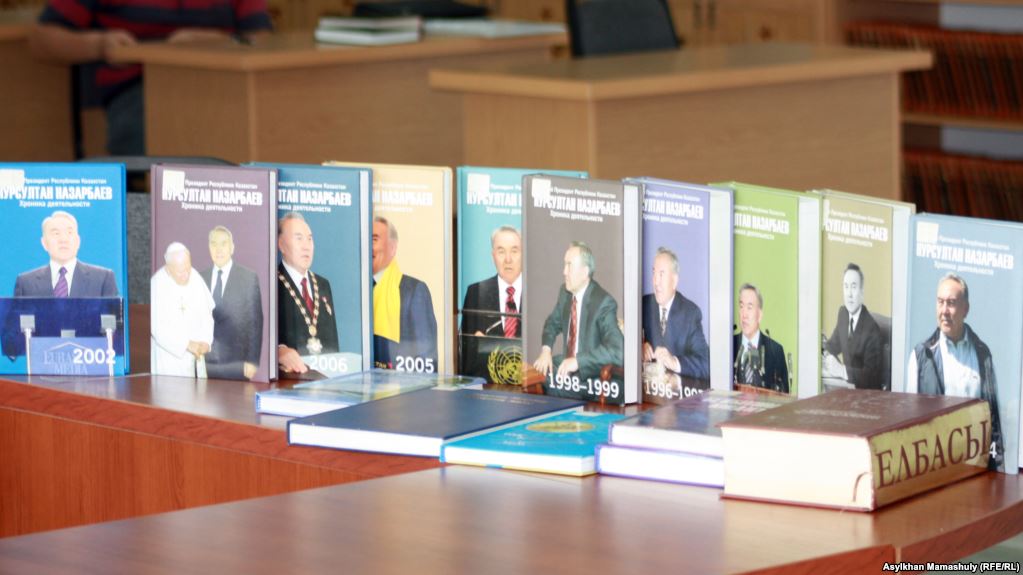 Abaı atyndaǵy Qazaq ulttyq pedagogıkalyq ýnıversıtetine Elbasy kitaptaryn syıǵa tartty