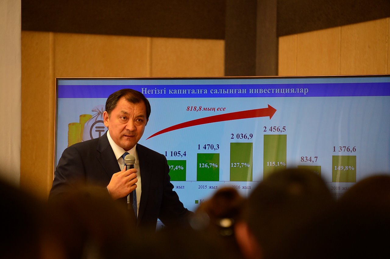 Atyraýda oblys ákimi jas memlekettik qyzmetkerlerge dáris ótkizdi