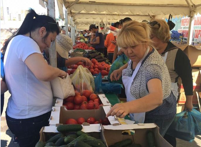 Túrkistan oblysynyń taýar óndirýshileri Astanada jármeńke ótkizip jatyr 